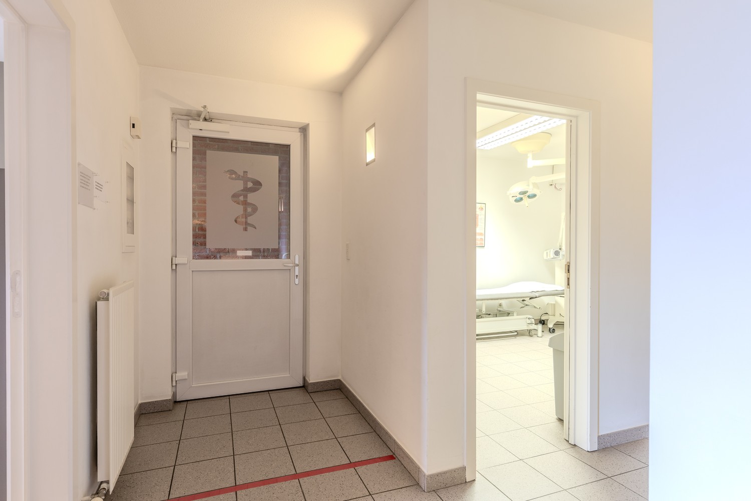 Appartement met drie slaapkamers, momenteel ingericht als dokterspraktijk in Maasmechelen. - foto 5