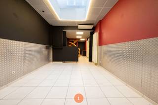 Dit ruime pand is ideaal gelegen nabij diverse voorzieningen. Het pand biedt een veelzijdige indeling, geschikt voor zowel commercieel...