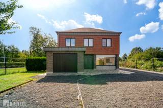 Op een gunstige en rustige locatie en op korte afstand van het centrum van Stekene, vindt u deze alleenstaande woning. De woning biedt u op het gelijkvloers een inkomhal, een lichtrijke leefruimte met houthaard en zicht op de tuin, een praktische en grote keuken die mooi aansluit bij de leefruimte, een kelder, een apart toilet en een garage. Op de eerste verdieping zijn er 3 volwaardige slaapkamers, een kleine berging en een badkamer met dubbele lavabo, douche en toilet. Ruime zolder te bereiken via schuiftrap. De volledig omheinde tuin beschikt over een terras, een carport en een grote berging. De ramen zijn voorzien van dubbele beglazing en automatische rolluiken op de beneden verdieping. Centrale verwarming op aardgas. Zonnepanelen aanwezig. Winkels, scholen, horecazaken, openbaar vervoer, fiets- en wandelroutes en diverse dagelijkse voorzieningen bevinden zich in de nabije omgeving. Vlotte verbinding naar E34. Aarzel niet en contacteer ons vandaag nog voor een bezoek.