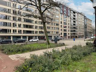 Uitzonderlijk ruim en praktisch ingedeeld appartement van 185 m², gelegen op een toplocatie vlak bij het Zuidpark alsook op wandelafstand van het historisch centrum van Gent. De lichtrijke woonkamer en ruime slaapkamers zorgen voor comfort, terwijl de gunstige ligging uitstekende bereikbaarheid biedt met zowel openbaar vervoer als de auto. Het appartement beschikt over een terras over de volledige breedte, een volledig ingerichte keuken met vaatwasmachine en ruime kasten, en overal vliegenramen. Winkels, restaurants en het park liggen op wandelafstand, waardoor dit een ideale combinatie is van rust, ruimte en stadsleven.<br /><br />Indeling: Inkom, leefruimte, eetruimte, keuken, apart toilet, badkamer met 2 lavabo's, inloopdouche en bad, 3 slaapkamers met toegang tot het terras met luifel, tweede badkamer met lavabo, toilet en inloopdouche.<br /><br />Onmiddellijk beschikbaar.<br />Mogelijkheid huur garageplaats 100,- euro per maand, inrit via Hofstraat.<br />Voor meer informatie contacteer louise@centeroffice.be of Louise 0493 76 17 53.