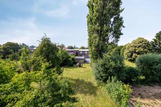 <br />Op een groen perceel van 12 are vindt u deze goed onderhouden halfopen woning. De ligging is landelijk en rustig, met een vlotte verbinding richting Maastricht, Tongeren, Luik en de E313. Ideaal voor wie dagelijks de grens oversteekt en thuis vooral ruimte, groen en privacy zoekt.<br /><br />De woning heeft een stevige structurele basis en werd doorheen de jaren met zorg onderhouden. Enkele opfrissings- en moderniseringswerken zijn wenselijk, maar van een zwaar renovatieproject is hier geen sprake. Met gerichte energetische ingrepen voldoet de woning aan de renovatieverplichting. Dat maakt het pand aantrekkelijk voor kopers die stap voor stap hun eigen accenten willen leggen.<br />De tuin is een blikvanger. Volgroeide bomen zorgen voor schaduw op warme dagen en schermen het perceel af van inkijk. Achteraan blijft het zicht open en groen, versterkt door de aanpalende weide. De halfopen bebouwing en de royale perceelbreedte geven u hier een uitgesproken gevoel van vrijheid.<br /><br />De Markt van Maastricht ligt op een halfuur fietsen, het centrum van Tongeren op een kwartier met de wagen. De oprit van de E313 bereikt u binnen tien minuten, waardoor ook Hasselt en Antwerpen vlot in beeld komen. Luik ligt op een half uur rijden. Wandelaars en fietsers sluiten vanuit de deur aan op de knooppunten van Vlaanderen, Wallonië en Nederlands Limburg, midden in een in het hart van Haspengouw en de Voerstreek. <br /><br />Rustig en ruim wonen in Vlaanderen, werken in Maastricht of omstreken. Hier komt dat samen.<br /><br />Wenst u deze woning te bezoeken? Neem gerust contact met ons op.