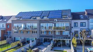 Een ruim (130m²) en perfect onderhouden duplex-appartement in een kleine residentie met oa. 3 slaapkamers, aangenaam terras en zolder, gelegen...