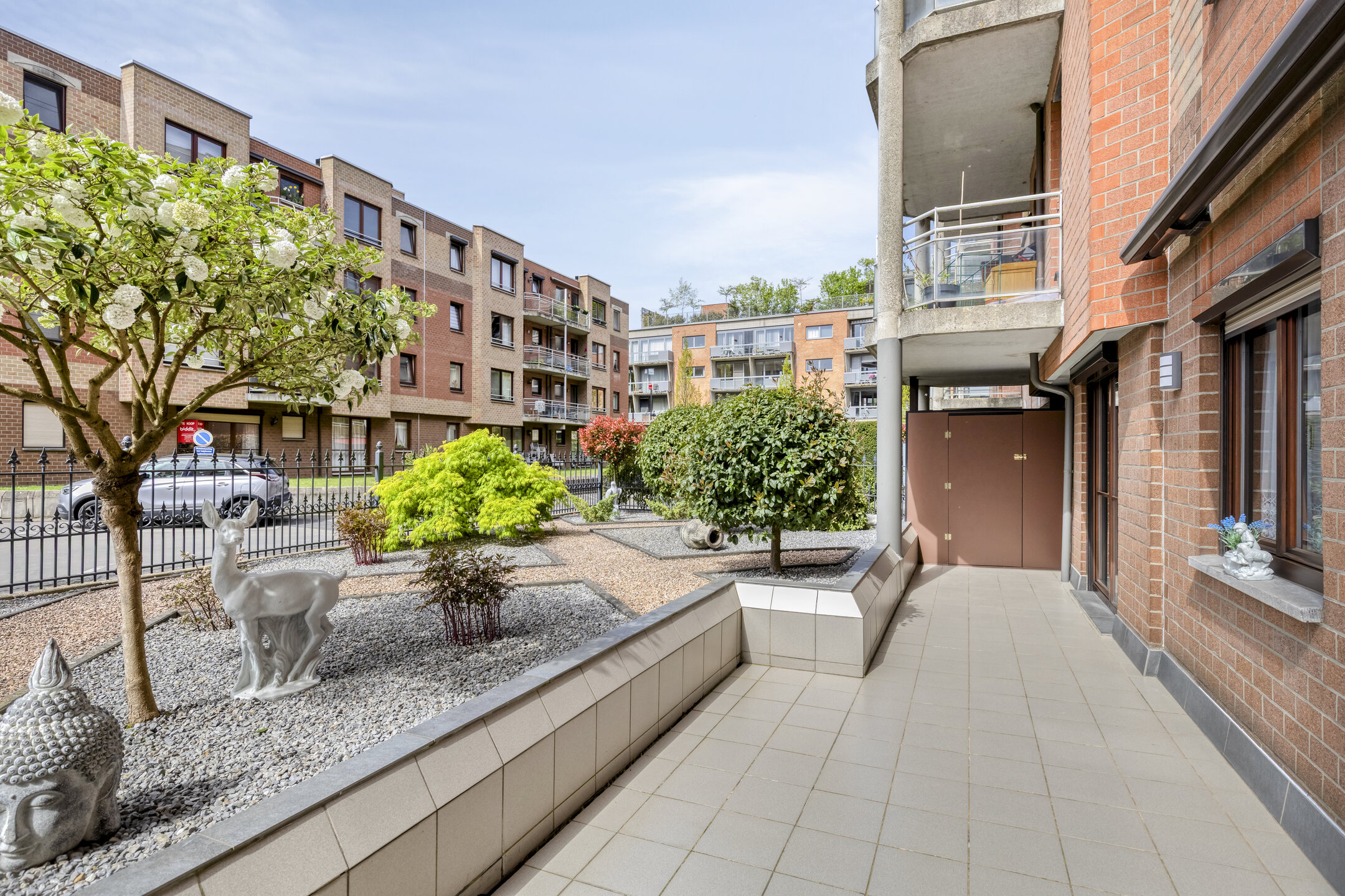 Ruim gelijkvloers appartement 2 slpk, garagebox en terras! - foto 4