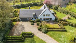 Deze villa is niet alleen aan en zeer mooie en brede laan gelegen, bovendien is de villa zelf erg ruim opgezet (uitbreiding mogelijk: zeer royale bouwzone!) én gelegen op een uniek en perfect zuid georiënteerd perceel aan de rand van de wijk Vriesdonk. <br />Energetisch reeds voorzien van zonnepanelen en thuisbatterijen! <br /><br />Deze villa van ca. 640 m² bewoonbare oppervlakte staat centraal ingeplant op de grond van ca. 5.463 m² én geniet van een mooie tuin voorzien van statige oude bomen welke alle nodige privacy biedt., welke men na een kronkelende lange oprijlaan bereikt.<br /><br />Het perceel heeft aan de D'Oultremontlei een straatbreedte van ca. 29 meter met brede inrit naar de villa met aansluitende gebogen lange privé oprit naar parkeerterrein en dubbele garage. De straatzijde aan de kant van de Frilinglei bedraagt ruim 61 meter!<br /><br />Hoewel de villa nu reeds alle ruimte en comfort biedt (oa EPC B), zou deze, volgens de voorschriften kunnen worden uitgebreid tot ca. 1.200 m² woonoppervlakte (mits akkoord omgevingsvergunning).<br /><br /><strong>Indeling:</strong><br />Riante entree met ruime vestiairekasten en gastentoilet; via glazen deuren doorzicht naar achtertuin en ruime tussenhal met bureel. <br />Voorts dubbele schuifdeuren naar zonnige L-vormige living bestaande uit een zitgedeelte (43m²) met open haard en eetkamer (36m²); voorzien van aluminium schuiframen en panoramaraam met uitzicht op de achtertuin met ruim terras.<br /><br />Dubbele inpandige garage met sectionaal poorten en achterliggende werkplaats met personeelsingang.<br /><br /><strong>Verdieping:</strong><br />In totaal zijn er zes kamers, twee volwaardige badkamers en een douchekamer met toilet.<br />De mastersuite of ouderslaapkamer heeft een oppervlakte van ca. 35m², ingemaakte kasten, balkon en ensuite badkamer. Nog twee slaapkamers welke een badkamer delen, en nog eens twee slaapkamers met tussenliggende douchekamer met toilet. Ruime fitnesskamer c.q. kantoor aan huis (45,5m²) met ingemaakte kastenwand.<br /><br /><strong>Kelder:</strong><br />De villa heeft een grote kruipruimte en 3-tal kelders: wijn- en bergkelder en een technische ruimte met stookolie e/o gas CV. <br />Er is een gas Vaillant HR-ketel geplaatst (nov 2024). Hierdoor heeft men de mogelijkheid om te switchen tussen verwarming op stookolie of verwarming op gas (beiden aanwezig). Elektrische warmtewisselaar/boiler. Tevens zitten hier de omvormer van de PV installatie (12 zonnepanelen) alsook de dubbele thuisbatterij in een aparte ruimte.<br /><br /><strong>Tuin en buitenruimtes:</strong><br />Grenzend aan living en keuken zijn er twee ruime zuidgerichte terrassen op blauw steen met elektrische zonneschermen. In de achtertuin geniet u van veel privacy en bevindt zich een ruime saunablokhut.<br /><br />De unieke ligging en het ruime perceel bieden de mogelijkheid tot renoveren/uitbreiden van de huidige villa. Huidig geldende voorschriften geven mogelijkheden tot een riant huis. Het verkrijgen van dit grote volume is natuurlijk altijd onder de opschortende voorwaarde van het bekomen van de omgevingsvergunning. <br /><br />Algemeen: renovaties in 2005 en 2013 en 2024.