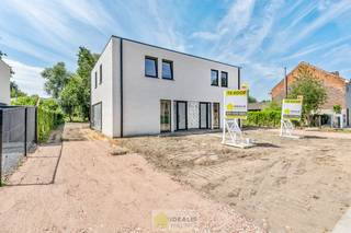 <strong>PRACHTIGE NIEUWBOUWWONING (GRONDAANDEEL €156.000 + 12% REGISTRATIERECHTEN EN CONSTRUCTIE €284.000 + 21% BTW) MET EEN HEERLIJK LICHTRIJKE WOONKAMER MET OPEN KEUKEN, RUIME BERGING, 3 SLAAPKAMERS EN EEN RUIME BADKAMER VOORZIEN VAN ALLE COMFORT OP EEN PERCEEL VAN 4A 22CA! Een aangename woning met een bewoonbare oppervlakte van +-110m², op een perceel van 4a 22ca! De woning biedt op de gelijkvloerse verdieping een heerlijk ruime woonkamer met open keuken, een ruime berging, een wc en een hal met trap naar de verdieping. Op deze eerste verdieping beschikt de woning over maar liefst 3 slaapkamers en een goed uitgeruste badkamer. Een woning met vele troeven dus, nl. nieuwbouw, een fijne locatie, 3 slaapkamers, laag energieverbruik,…<br /><br />LIGGING: </strong><br />Deze woning is gelegen vlak aan een belangrijke verbindingsweg die Hasselt vlot verbindt met de omliggende gemeentes zoals Diepenbeek en Genk. Winkels, horeca en openbaar vervoer zijn vlot bereikbaar. Tevens liggen parken, wandel- en fietsroutes op korte afstand,<br /><br /><strong>INDELING: </strong><br /><strong>Gelijkvloerse verdieping: </strong><br />- Inkomhal – wc – ruime doorzonwoonkamer - open keuken (voorzien spoeleiland en van modern comfort zoals vaatwas, keramisch vuur met dampkap, oven en koelkast, gelegen aan terraszijde met achterdeur naar buitenruimte) - berging/wasplaats (gesitueerd vlak aan keuken, voorziening voor wasmachine en droogkast) -<br /><br /><strong>Verdieping</strong>:<br />- Vide – slaapkamer 1 – slaapkamer 2 – slaapkamer 3 – ruime badkamer –<br /><br /><strong>Tuin:<br />-</strong> Tuinzone – tuinzone zelf in te richten/aan te leggen – volledig omheind -<br /><br /><strong>BIJZONDERHEDEN:</strong><br />- Fonkelnieuwe woning (oplevering bj 2026)<br />- Knappe moderne architectuur en materiaalkeuze<br />- Zeer energievriendelijke woning<br />- E-peil max. E18<br />- 3-dubbele beglazing<br />- Ventilatie type D<br />- Vloerverwarming<br />- Warmtepomp<br />- Schrijnwerk in PVC (zwart aan zowel binnen- als buitenzijde)<br />- Grondaandeel €156.000 + 12% registratierechten<br />- Constructiewaarde €284.000 + 21% BTW<br />- Totaalprijs incl. RR en incl. BTW €518.360<br />- Aansluitingskosten nutsvoorzieningen niet inbegrepen<br /><br /><strong>Stedenbouwkundige Inlichtingen:</strong><br />Bouwvergunning - Woongebied - Geen dagvaarding - Geen voorkooprecht – Verkavelingsvoorschriften<br /><br /><strong>E-peil: E</strong>18<strong> - EPC: </strong>31,03 kWh/m²<strong> </strong><br /><br /><strong>O-peil: </strong>niet overstromingsgevoelig<br /><br /><strong>Benieuwd naar deze woning? Wenst U advies omtrent uw eigen woning? Graag plannen wij vrijblijvend met U een afspraak in om onze expertise met U te delen, steeds tot Uw dienst!!<br />Neem contact op met IDEALIS VASTGOED op 011/515 565 of mail naar info@idealisvastgoed.be!</strong>