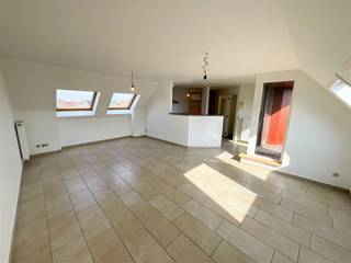 Welkom in dit prachtige appartement gelegen in het hart van Wevelgem! Deze lichte en ruime appartement op de vierde verdieping biedt u een comfortabele en eigentijdse leefomgeving. Bij binnenkomst valt meteen het open karakter van de leefruimte op, met een overvloed aan natuurlijk licht dankzij de vele dakramen. De praktische, open keuken is volledig uitgerust en vormt het hart van het appartement. Dit appartement beschikt over twee ruime slaapkamers, beide voorzien van inbouw kasten. De badkamer is modern ingericht met een dubbele wastafel en een douche.Een absolute troef is het uitnodigende terras met een adembenemend uitzicht over het charmante centrum. Verder biedt het gebouw een lift, wat zorgt voor gemak en toegankelijkheid. De ligging is uitstekend, met alle voorzieningen zoals winkels, eetgelegenheden en openbaar vervoer op wandelafstand. Kom deze buitenkans ontdekken en ervaar zelf de unieke charme van dit appartement in Wevelgem!