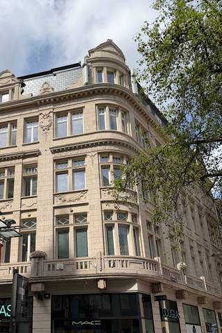 Dit gebouw werd oorspronkelijk ontworpen door de architecten Léonard en Henri Blomme in 1905 en gebouwd in opdracht van diamantair Louis...