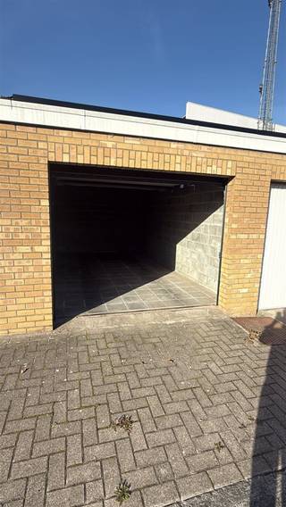 Deze garage is gelegen in Roeselare en is vlot bereikbaar.De garage beschikt over een betegelde vloer en een afsluitbare garagepoort. Geschikt voor het parkeren van een wagen, motor of als extra opslagruimte.Huurprijs: € 90 per maand.Voor meer informatie of een bezoek kunt u contact opnemen met ons kantoor. 056 96 08 00 - info@property-vastgoed.be