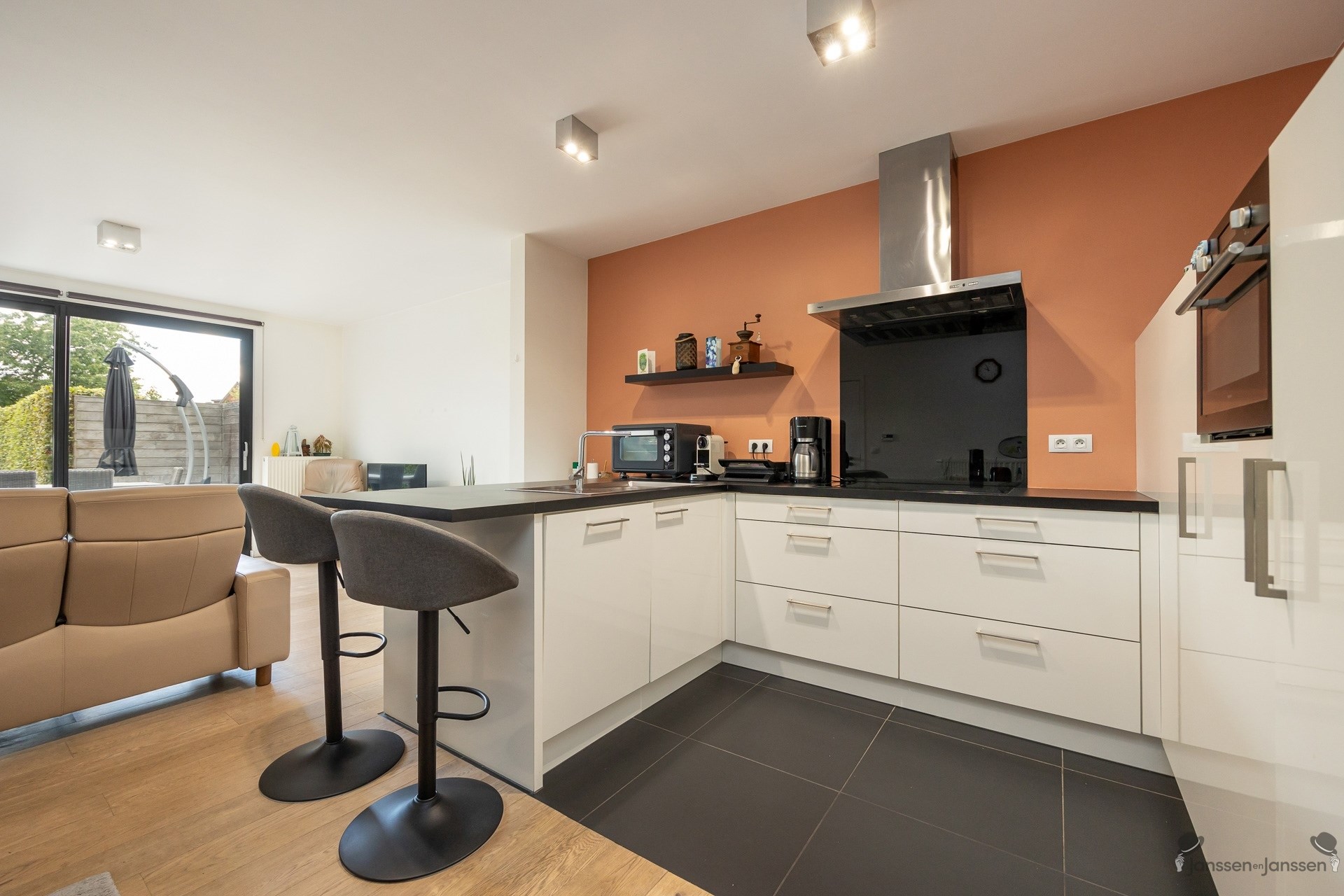 Instapklaar gelijkvloers appartement met tuin en 2 autostaanplaatsen - foto 4