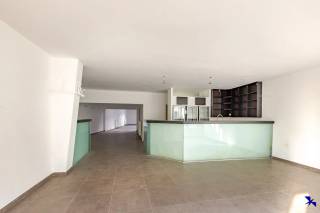 Welcome to Willebroek!In the heart of the vibrant center of Willebroek, you will find this charming commercial property (231 m²), boasting a rich...