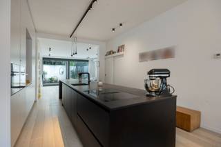 Super gelegen woning in het ‘Nieuw Kwartier’, te Constantin Meunierstraat.<br /><br />De woning werd in 2024 volledig vernieuwd, dak, ramen, alle technieken,…. <br />Deze gezinswoning omvat op de gelijkvloerse verdieping een karaktervolle inkomhal, een zeer ruime en gezellige woonkamer met ruime eetplaats en volledig uitgeruste keuken. Via de woonkamer bereiken we de onderhoudsvriendelijke stadstuin. Tot slot vinden we op deze verdieping nog een apart toilet. <br />Op de 1ste verdieping vinden we 2 ruime slaapkamers (14,6 &amp; 16 m²), op deze verdieping vinden we ook nog een badkamer met ligbad en ruim lavabo meubel. De slaapkamer aan de achterkant heeft nog een prachtig en ruim dakterras. <br /><br />Op de 2de verdieping vinden we nog 2 ruime slaapkamer (14 &amp; 29 m²), alsook een douchekamer met inloopdouche, lavabo en toilet. De grote slaapkamer is een duplex kamer met nog een stockage zolder. Ideaal als dressing, hobbykamer, opbergruimte, ...<br />Tot slot beschikt de woning over een droge stockage kelder. <br />De EPC is A, elektriciteit is conform, de woning is uitgerust met 6 885 wp aan zonnepanelen en recent werd er airco geïnstalleerd. Tot slot is er een regenwaterput.<br />De woning is volledig asbest vrij!