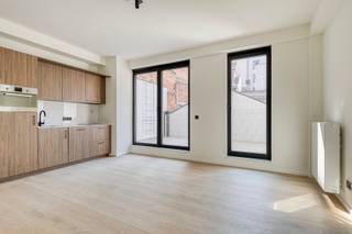 <p><span><strong>**Wonen in Residentie ROUTE 66**</strong></span><br /><br />Wonen in <strong>Residentie ROUTE 66</strong> is kiezen voor kwaliteit en ruimte en dit op een uiterst strategisch goede locatie. Wij bieden je 5 hoogwaardig bemeubelde units voorzien van al het nodige en geplaatst door vakmensen. Zo zijn de units voorzien van maatwerk en is de keuken voorzien van kwaliteitstoestellen (combi-oven, vaatwasser, grote ijskast met vriesvak, inductie-kookplaat…). Verder werd het volledige gebouw gerenoveerd volgens de huidige norm, zijn de vloeren akoestisch geïsoleerd en geniet dit pand van het laatste nieuwe ventilatiesysteem.</p>
<p>Er wordt een vaste kost aangerekend van €125 voor internet, verwarming, water en elektriciteit.</p>
<p>Ook aan de veiligheid van het gebouw werd gedacht: het pand is voorzien van Salto sloten voor een keyless entrance en het internet valt onder het beheer van Netvise.<br /><br />Unit 0101 is een studio aan de achterzijde van het gebouw met een groot afgewerkt terras. Deze studio is geschikt voor 1 persoon.</p>
<span><strong>Interesse in een bezichtiging ter plaatse? Dat kan! </strong></span><span><strong>Contacteer: verhuur@connect-immo.be</strong></span>