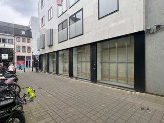 <p><span><strong>HANDELSHUUR: commercieel hoekpand met veel etalage op AAA-ligging in de Koning Albertstraat Hasselt</strong></span></p><p><span><span>Met een gevelbreedte van 10 meter zijdens de Koning Albertstraat geniet uw zaak hier van een uitzonderlijke zichtbaarheid in een nog steeds drukbezochte winkelstraat. Deze locatie biedt een unieke kans voor retailers die op zoek zijn naar een strategische vestiging in het commercieel hart van Hasselt. De vitrine zijdens Koning Albertstraat loopt door naar de zijvitrine in de Ridderstraat. Het pand leent zich niet alleen tot een winkel maar ook tot een Galerij met verdieping.</span></span></p><p><span><strong><u>Ligging:</u></strong></span></p><ul><li><span><span>Deze winkelstraat is dé hoofdwinkelstraat van Hasselt met een sterke mix van nationale en internationale retailers zoals Maes Koffie, INNO, Standaard Boekhandel, IZY Coffee, Mayerline, Flying Tiger, HEMA, Kruidvat, Holland & Barrett, Jack & Jones (verhuisd naar het vroegere pand Esprit), McDonald’s, The Century …</span></span></li><li><span><span>Het betreft een hoekpand waardoor maximale visibiliteit is gegarandeerd en het pand ligt tegenover Kruidvat</span></span></li><li><span><span>Drukbezochte winkelstraat, passage verzekerd</span></span></li><li><span><span>Hoofdwinkelstraat die de Grote Markt met het Leopoldplein (The Century) verbindt</span></span></li></ul><p><span><strong><u>Kenmerken van het pand:</u></strong></span></p><ul><li><span><span>Zichtbare etalage met sterke visibiliteit</span></span></li><li><span><span>Breedte etalage: ruim 10 meter</span></span></li><li><span><span>Gezien een hoekpand is er zeer veel lichtinval en vooral zeer veel etalage</span></span></li><li><span><span>Netto winkeloppervlakte gelijkvloers: 176 m²</span></span></li><li><span><span>Winkeloppervlakte verdieping 1: 163 m²</span></span></li><li><span><span>Kelder: 17 m²</span></span></li></ul><p><span><span>Momenteel is de winkel pop-up verhuurd met een opzeg van 60 dagen te respecteren.</span></span></p><p><span><span>Bespreek vrijblijvend uw wensen met uw lokale Retail-makelaar centrum Hasselt, MCA-Vastgoed. Wij helpen u graag verder en zijn vlot bereikbaar. Ons kantoor is gelegen Kapelstraat 21 Hasselt.</span></span></p><p> </p><p><span><strong><u>Opmerking</u></strong><span>: bij </span><strong>pop-up</strong><span> verhuur tot 6 maanden wordt de vermelde huurprijs verhoogd met </span><strong>21% BTW</strong><span>. Dit conform de verplichte btw-heffing op kortdurende onroerende verhuur (art. 44, § 3, 2°, a), zevende streepje Btw-Wetboek).</span></span></p>