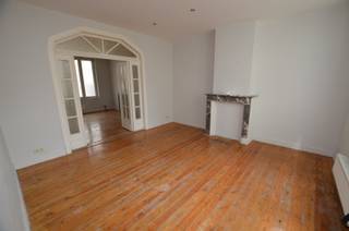 Mooi ruim gelijkvloers appartement in herenhuis, vlakbij winkels en openbaar vervoer, op 700m van strand en centrum.Indeling:woonkamer, ingerichte...