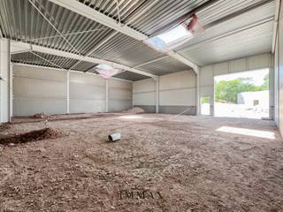 Het recent ontwikkelde bedrijventerrein Portis bestaat uit 49 moderne KMO-units en vormen een ideale uitvalsbasis voor lokale ondernemingen, start-ups &amp; kleinschalige KMO’s.<br /><br />Gebouwd met hoogwaardige en milieuvriendelijke materialen, voldoen de units aan de strengste kwaliteits- en duurzaamheidsnormen. Ze zijn bovendien aantrekkelijk als investeringsobject, dankzij het potentieel voor een stabiel en interessant rendement van 3,3%!<br /><br />De units worden casco opgeleverd, wat de nieuwe eigenaar volledige vrijheid biedt om de inrichting af te stemmen op de eigen noden en activiteiten. Elke unit is standaard uitgerust met: individuele regenwaterput van 10.000l - sanitaire ruimte - lichtarmaturen - geïsoleerde sectionaalpoort (4,5m B op 4,8m H) met aparte toegangsdeur - min. 2 parkeerplaatsen - brievenbus. Mogelijkheid tot het installeren van zonnepanelen bovenop de unit. <br /><br />Troeven: <br />- Strategische ligging ~ AA-locatie met uitstekende bereikbaarheid<br />- Ruime manoeuvreerruimtes voor vrachtwagens en opleggers <br />- Instapklare entiteiten<br />- Duurzame wegenis in betonverharding (geen asfalt)<br />- Ruime laad- en loszones <br />- Voldoende parkeergelegenheid <br />- Vrije hoogte van 6m<br /><br />Voor verdere informatie of vrijblijvend bezoek contacteer Céline op 0476 60 60 23 of mail naar celine@immax.be