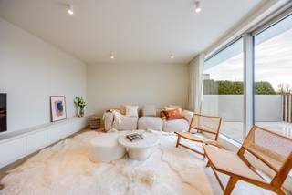 Dit luxueus afgewerkt appartement maakt deel uit van het nieuwbouwproject AQUILO in het klassevolle Sint-Idesbald. <br /><br />Het energiezuinige karakter wordt bepaald door individuele zonnepanelen per appartement, doorgedreven isolatie en warmtepomp alsook balansventilatie systeem D. De ruime oppervlaktes benadrukken het luxueuze cachet van de appartementen.<br />Ontdek een exclusieve kans om te wonen in het hart van Sint-Idesbald, waar modern comfort en een stijlvolle levensstijl samenkomen. <br /><br />Het appartement is gelegen op het gelijkvloers en werd op plan ingedeeld als volgt:<br />Inkom met toilet en berging, lichtrijke leefruimte met open keuken, 2 slaapkamers, 1 badkamer, zuidwestgericht terras met aanpalende tuin. <br /><br />Verplicht aan te kopen parkeergelegenheid en kelderberging niet in de prijs inbegrepen. <br /><br />Oppervlakte appartement: 94,13 m²<br />Oppervlakte terras: 37,79 m²<br />Oppervlakte tuin: 120,70 m²<br /><br />Wenst u meer informatie of een afspraak aan het ingericht modelappartement? Contacteer ons vrijblijvend via 058 62 27 51 of jhonny@vlaemynck.be