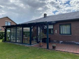 🔑 Welkom in deze INSTAPKLARE GELIJKVLOERSE OPEN BEBOUWING, gelegen in een rustige en begeerde residentiële wijk op wandelafstand van Stad, Sport, Cultuur en Natuur. Hier woon je centraal, maar toch in alle rust en privacy.<br /><br />🏡 Indeling<br />Alles bevindt zich op gelijkvloers; praktisch en toegankelijk:<br />• Centrale inkomhal met vestiaire en apart toilet<br />• Lichtrijke en ruime woonkamer met eetplaats en uitzicht op de Tongerse Basiliek<br />• Gebruiksklare keuken met eetruimte, toegang tot veranda, terras en tuin<br />• Drie slaapkamers<br />• Badkamer met ligbad<br />• Inpandige garage met doorgang naar berging en zolder<br />• Extra losstaande garagebox<br />• Volledig onderkelderd met kruipkelder<br /><br />🌳 Tuin<br />De deels omheinde, oostelijk georiënteerde tuin biedt rust en privacy zonder inkijk. Geniet van het terras, de veranda en de aangelegde oprit die toegang geeft tot zowel de inpandige garage met automatische poort als de aparte garagebox.<br /><br />📍 Ligging<br />De woning ligt in een rustige straat met enkel plaatselijk verkeer wat bijdraagt aan een aangename woonomgeving met weinig geluidsbelasting. Je geniet er van een uitstekende bereikbaarheid: op wandelafstand van Tongeren centrum, natuurgebied De Kevie, stads- en sportpark De Motten, Cultuurcentrum en bibliotheek De Velinx en winkelpark T-Forum. Uitvalswegen zijn allemaal dichtbij met een vlotte verbinding naar winkels, horeca, scholen en openbaar vervoer.<br /><br />💡 Troeven<br />• Volledig gelijkvloers wonen<br />• Flexibele indeling; ideaal voor renovatie<br />• Instapklaar, goed onderhouden en voorzien van dubbele beglazing, rolluiken en geïsoleerde zolder<br />• 2 inpandige garages, ruime oprit en veel parkeergelegenheid bij en rondom de woning<br />• Onderhoudsvriendelijke tuin zonder inkijk<br />• Rustige ligging met alle voorzieningen dichtbij; op wandelafstand van winkels, horeca, scholen, cultuurcentrum, sportvoorzieningen, natuur en openbaar vervoer<br />• Vlotte verbinding naar invalswegen<br />✨ Interesse?<br />Bel +32468202262 of mail robin.kuipers@telenet.be voor meer info of een bezichtiging.