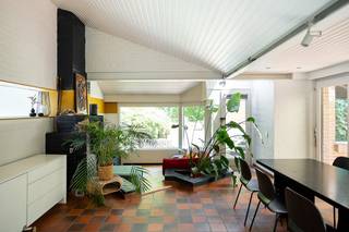 Op zoek naar een gezellige woning op een toplocatie? Ontdek deze charmante en lichtrijke woning in het centrum van Deerlijk. Deze woning beschikt over 2 kamers, een gezellige stadstuin met uitweg.Indeling:GelijkvloersInkomhal, momenteel ingericht als bureau, met met diverse gebruiksmogelijkheden -gezellige en lichtrijke leefruimte met zitput en zicht op de aangename tuin - open ingerichte keuken - praktische berging/wasplaats - kelder1ste verdiepLichtrijke slaapkamer- ingerichte badkamer met ligbad, douche, lavabo en toilet2de verdiepMomenteel ingericht als een ruime slaapkamer met Velux-ramen .Mogelijkheid om deze verdieping om te vormen tot twee extra slaapkamers/ hobbyruimteAlgemene informatie:- Houten ramen met dubbele beglazing- Rolluiken- Centrale verwarming op aardgas- Geïsoleerd dakTroeven:- Instapklaar- Uitstekende ligging in het centrum van Deerlijk- Gezellige stadstuin met handige uitweg- Lichtrijke leefruimtes- Vlotte verbinding naar E17 en belangrijke invalswegen, dichtbij natuurdomein De Gavers- Mogelijkheid privé-parking op aanvraag Dit pand is onderworpen aan de renovatieverplichting van de Vlaamse overheid voor residentiële gebouwen (behoudens bij sloop binnen 5 jaar na de aankoop). Consulteer voor meer informatie de website van het Vlaams Energie- en Klimaatagentschap via https://www.vlaanderen.be/een-woning-kopen/renovatieverplichting-voor-residentiele-gebouwenBestuursmaatregelen in het maatregelenregister: nee