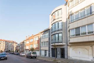 1200 WOLUWE-SAINT-LAMBERT (Debelderstraat 6) - Gelegen op een steenworp afstand van het Tombergplein, op loopafstand van alle voorzieningen (scholen, parken, speelplaatsen, buurtwinkels, restaurants, supermarkten, ...) biedt TREVI u een mooi, modern appartement aan op de 3e verdieping van een klein appartementencomplex. Dit appartement is als volgt ingedeeld: inkomhal met apart toilet, woonkamer, volledig uitgeruste keuken, balkon, nachthal, badkamer, 2 slaapkamers, achterterras en garage. De water-, gas- en elektriciteitsmeters zijn individueel. Gemeenschappelijke kosten: forfaitair bedrag van 30 € / maand voor gemeenschappelijk verbruik en garage voor 100 € / maand. Beschikbaar vanaf: 01/12/2026 voor een huurovereenkomst van min. 3 jaar. EPC: D- Meer informatie en bezichtigingen aanvragen bij Louis Meert 0477 57 98 87 of via e-mail LMEERT@TREVI.BE