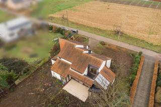 <p>In een rustige en groene omgeving te Langdorp bevindt zich deze ruime, volledig te renoveren woning.</p>
<p>Bij het betreden van de woning kom je de inkomhal met bourgondische natuursteen, voorzien van een vestiaire en een aansluitend gastentoilet met lavabo en douche.</p>
<p>De ruime woonkamer (36m²) op bourgondische natuursteen, geniet van veel lichtinval en biedt via twee schuifdeuren toegang tot het terras. Vanuit de veranda bereik je opnieuw het terras en de tuin. De verhoogde zithoek (22m²) met inbouwcassette op hout en vide zorgt voor extra gezelligheid.</p>
<p>De ingerichte keuken beschikt over een praktische ontbijthoek en is uitgerust met een dubbele spoelbak, vaatwasser, vitrokeramische kookplaat, dampkap, koelkast en oven. Ook hier is er een rechtstreekse toegang tot het terras.</p>
<p>Aansluitend bevindt zich de wasplaats/bijkeuken met ingemaakte kasten, dubbele lavabo, gasfornuis, dampkap en aansluitingen voor wasmachine en droogkast. Vanuit de hal met ingemaakte kasten heb je toegang tot de kelder (142m²). De woning is volledig onderkelderd, wat zorgt voor extra opslagruimte.</p>
<p>Verder beschikt het gelijkvloers over een ruime garage (39m²) met twee manuele kantelpoorten.</p>
<p>Op de verdieping bevindt zich de nachthal met vasttapijt, die toegang geeft tot vier slaapkamers, een bureel en de badkamer.<br />Het bureel (8m²) is afgewerkt met novilon en beschikt over een schuifdeur naar een terras (7m²).</p>
<p>De hoofdslaapkamer (13m²) heeft een aansluitende dressing en toegang tot het terras. Via de dressing bereik je de badkamer, die uitgerust is met een ligbad, dubbele lavabo in meubel, toilet, bidet en handdoekdroger.<br />Slaapkamer 2 (10m²) is afgewerkt met novilon, slaapkamers 3 (14m²) en 4 (18m²) met tapisplein.</p>
<p>Daarnaast is er een ruime bergzolder.</p>
<p>De woning beschikt over een gedeeltelijk omheinde Zuid-West georiënteerde tuin met een gemetste tuinberging en een terras van ca. 28 m².</p>
<p>Deze woning is gelegen in het landelijke en groene Langdorp, een deelgemeente van Aarschot, bekend om haar rustige woonomgeving en mooie natuur. In de nabije omgeving vind je wandel- en fietsroutes, het natuurgebied Demerbroeken en tal van recreatiemogelijkheden.</p>
<p>Tegelijk geniet je van een vlotte bereikbaarheid naar Aarschot, Leuven en omliggende gemeenten. Scholen, winkels, openbaar vervoer en andere voorzieningen bevinden zich op korte afstand, waardoor deze locatie zowel rustig als praktisch is.<br /><br /><span>Gebouwen met een energielabel “E” of “F” zullen verplicht binnen de 6 jaar energetisch gerenoveerd moeten worden, minstens tot een energielabel “D”. Bij dit pand zal de renovatieplicht dus van toepassing zijn.</span><br /><br /></p>