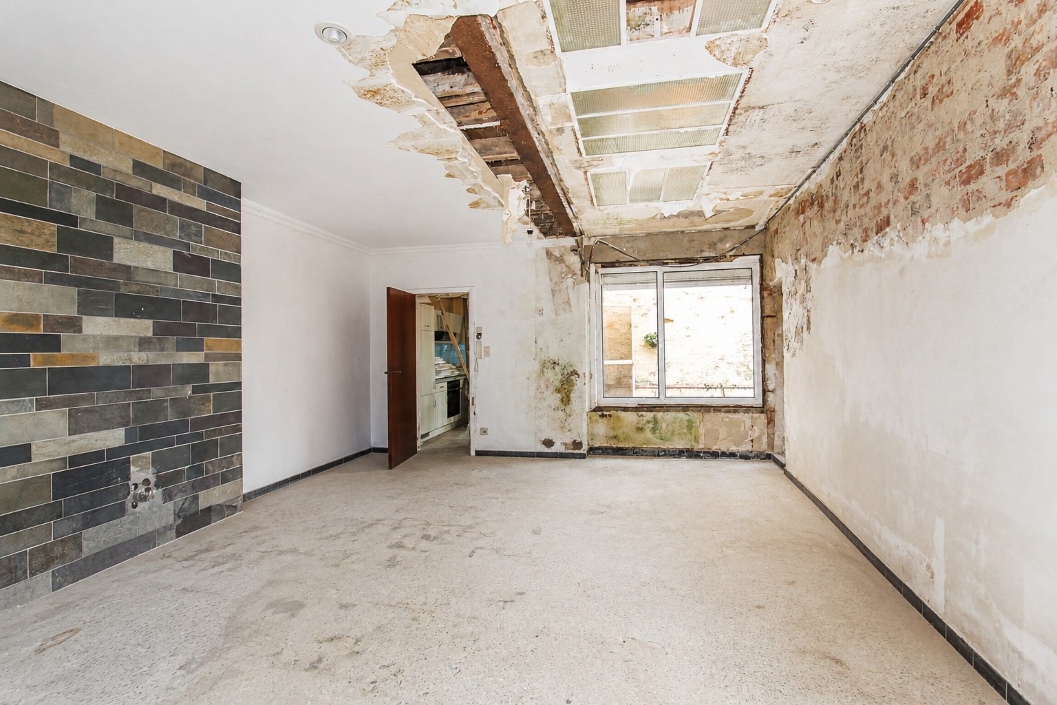 Volledig te renoveren woning met 3 slaapkamers op een toplocatie in het centrum van Sint-Niklaas! - foto 4
