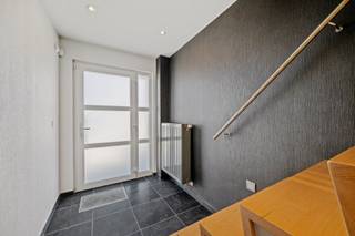 Indeling:<br /><br />*gelijkvloers: inkomhall, afzonderlijk toilet, garage met elektrische poort, 1 slaapkamer, wasplaats, berging, mooi aangelegde zonnige tuin met tuinhuis en vijver.<br /><br />* 1ste verdiep: ruime lichtrijke woonkamer met groot terras, open ingerichte keuken, afzonderlijk toilet.<br /><br />* 2de verdiep: grote slaapkamer met dressing, ruime badkamer met dubbele wastafel, ligbad, douche en toilet. <br /><br />- Elektriciteit conform<br />- Gunstig EPC label (B)<br />- Zonnepanelen<br />- Hoogrendementsglas (PVC)<br />- Volledig instapklaar. <br />- Anti-diefstal alarmsysteem<br />- Elektrische zonnescreens in de leefruimte<br />- Raambekleding in alle kamers<br />- Spanplafond in de leefruimte<br />- Verlichting en spots ingewerkt in alle leefruimtes