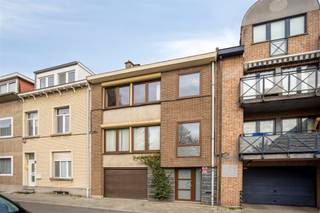 Deze volledig gerenoveerde en instapklare woning is gelegen in Wemmel en combineert ruimte, licht en energiezuinig wonen (EPC B). Dankzij...