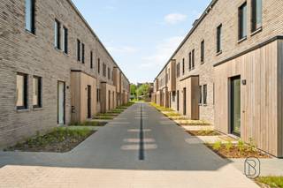 <p>Lancering FASE 2; koop nu aan 6% BTW! <br /><br />Dit kwalitatief prachtig nieuwbouwproject zal u verrassen: <br />goedgelegen (rustig en aangenaam doch dichtbij winkels en invalswegen) kwalitatieve BEN-WONINGEN. <br /><br />INDELING: 2 ondergrondse garages met extra berging, lichtrijke leefruimte met open geïnstalleerde keuken, berging/wasplaats, 4 slaapkamers, 2 badkamers en aangename stadtuin. <br /><br />Als koper nog inspraak in keuze van materialen. <br /><br />* Energiezuinige woning: vloerverwarming op warmtenet, <br />* dubbele beglazing PVC, <br />* extra geïsoleerd<br />* goeie locatie<br /><br />Meer info? tessa@immobeguin.be</p>