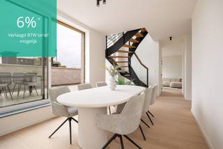 <p><span> </span></p><p><span>Ce tout nouveau duplex de trois chambres à coucher combine un espace et une lumière énormes avec des finitions de très haute qualité. Depuis votre vaste terrasse (33 m²), vous pourrez profiter d'une vue panoramique sur la ville.</span></p><p><span> </span></p><p><span>Ce duplex flambant neuf a une surface habitable de pas moins de 142 m². Le hall d'entrée donne immédiatement le ton : spacieux et élégant. Ce qui attire l'attention dans le hall d'entrée, c'est l'escalier noir avec des accents en bois foncé qui mène à l'étage supérieur. </span></p><p><span> </span></p><p><span>Mais nous restons d'abord un moment au troisième étage du bâtiment. Dans le salon, la lumière tombe généreusement sur le parquet confortable. Des accents modernes, tels que les spots noirs, complètent l'ensemble. De l'autre côté du duplex, la cuisine et la salle à manger forment un seul espace. La cuisine ouverte est équipée d'appareils Whirlpool (gage de qualité supérieure), d'une plaque de cuisson à induction et d'un plan de travail élégant. </span></p><p><span> </span></p><p><span>La cuisine/salle à manger et le salon disposent tous deux d'une grande fenêtre coulissante qui s'ouvre sur la terrasse. Celle-ci offre non seulement une vue panoramique sur Anvers, mais elle est aussi exceptionnellement grande. Si vous y installez une table avec quatre ou même six chaises, il vous reste de la place pour des chaises longues, un barbecue, quelques plantes et même un petit potager. </span></p><p><span> </span></p><p><span>L'étage supérieur</span></p><p><span> </span></p><p><span>En montant à l'étage, on peut même apercevoir la cathédrale au loin par la grande fenêtre située à côté de l'escalier. En passant par le hall de nuit de l'étage supérieur, on accède aux trois chambres à coucher. Elles sont toutes revêtues de parquet. Fenêtres en ALU avec ventilation intégrée. </span></p><p><span> </span></p><p><span>La salle de bains est luxueusement équipée d'une douche à l'italienne avec robinet de pluie et carreaux de céramique, d'un double lavabo, d'un grand miroir et de carreaux de terrazzo à l'aspect pierre. En outre, l'appartement dispose d'un débarras séparé et d'un deuxième WC.</span></p><p><span> </span></p><p><span>Moderne et économe en énergie</span></p><p><span> </span></p><p><span>Cet appartement nouvellement construit est disponible immédiatement et déjà entièrement terminé. Il répond à toutes les normes contemporaines. Incluant 8 panneaux solaires sur le toit et répondant à toutes les normes d'isolation, vous vivrez ici de manière efficace sur le plan énergétique et orientée vers l'avenir.</span></p><p><span> </span></p><p><span>Rivierenhof au coin de la rue</span></p><p><span> </span></p><p><span>Vous vivez ici de manière idéale, proche de tout et pourtant merveilleusement calme et vert. Le magnifique Rivierenhof, le plus grand parc de la ville, n'est qu'à quelques minutes de marche. Dans un rayon de moins de 500 mètres se trouvent pas moins de quatre supermarchés. De nombreux commerces de proximité se trouvent également à proximité. En vélo, en bus ou en tramway, vous accédez rapidement à la ville, et en voiture, vous rejoignez l'autoroute en un rien de temps. </span></p><p><span>Le réaménagement de Wouter Haecklaan apportera une grande valeur ajoutée au quartier. </span></p><p><span> </span></p><p><span>Un parking souterrain peut être acheté pour €28.200. </span></p><p><span> </span></p>