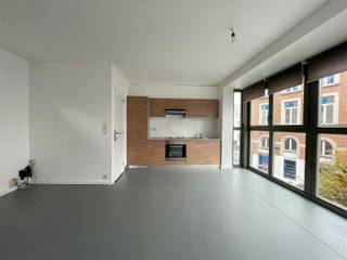 <p><span>Gerenoveerd triplex appartement met 2 slaapkamers. Het appartement is gelegen in het stadscentrum (Vijfhoek) waardoor alles vlot bereikbaar is (te voet, fiets, bus, trein, ...). Deze locatie biedt een goede bereikbaarheid door zijn centrale ligging tussen Antwerpen en Brussel. De oprit van de E19 (Antwerpen - Brussel) bevindt zich op enkele minuutjes. Bij het appartement is geen autostaanplaats/garage beschikbaar.</span></p><p><span> </span></p><p><span>INDELING</span></p><p><span>Gelijkvloers: inkom. Eerste verdieping: keuken, leefruimte en toilet. Tweede verdieping: slaapkamer met terras, badkamer met douche, lavabo en voorziening voor wasmachine/droogkast. Derde verdieping: slaapkamer. </span></p><p><span> </span></p><p><span>MAANDELIJKSE HUUPRIJS</span><span>: 960 euro. Er zijn geen gemeenschappelijke kosten.</span></p><p><span> </span></p><p><span>BESCHIKBAARHEID</span><span>: 1/10/2026</span></p><p><span> </span></p><p><span> </span></p>