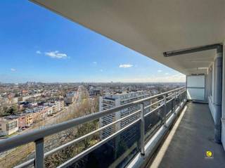 2-SLAAPKAMERAPPARTEMENT MET GROOT TERRAS EN PANORAMISCH UITZICHTOp de 15e verdieping van een verzorgd gebouw bevindt zich dit lichtrijke appartement...