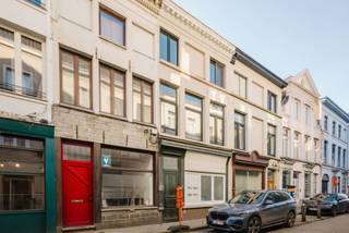 SITUATIONVous souhaitez vivre dans le centre de Gand ? Cet appartement prêt à emménager est situé dans la rue piétonne Begijnengracht, à deux pas...