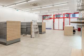 Découvrez ce <strong>bien de caractère au potentiel de développement exceptionnel, situé dans la dynamique Stationstraat à Saint-Nicolas (Sint-Niklaas).</strong><br />Grâce à sa <strong>double accessibilité (Stationstraat & Regentiestraat)</strong> et à la combinaison de fonctions commerciales et résidentielles, cet immeuble offre de nombreuses opportunités pour entrepreneurs, investisseurs et développeurs de projets.<br /><br /><strong>Le rez-de-chaussée commercial (±760 m²) </strong>dispose de grandes baies vitrées, d’une large vitrine et d’une excellente visibilité — idéal pour un commerce, un showroom ou des bureaux.<br /><br />Au Regentiestraat 8, une entrée séparée mène <strong>à la partie résidentielle (±125 m²),</strong> tandis que l’espace commercial est équipé d’une porte de garage automatique, parfaitement adaptée aux livraisons et à l’accès logistique.<br /><br />À l’étage se trouve l’ancienne salle de cinéma — un vaste espace ouvert impressionnant, doté d’une architecture unique, se prêtant parfaitement à l’aménagement de lofts, bureaux, cabinets professionnels ou espaces de coworking (sous réserve d’autorisation urbanistique).<br /><br /><strong>Atouts :</strong>
<ul>
<li>Rez-de-chaussée commercial avec vitrine et entrée séparée</li>
<li>Porte de garage automatique – idéale pour les livraisons</li>
<li>Ancienne salle de cinéma à l’étage avec grand volume ouvert</li>
<li>Convient à un projet mixte (commerce / habitation / bureaux)</li>
<li>Situation centrale dans la principale rue commerçante de Saint-Nicolas</li>
<li>Excellente accessibilité, à proximité de la gare et des parkings</li>
<li>Libre d’occupation et immédiatement disponible</li>
</ul>
<strong>Informations techniques :</strong>
<ul>
<li>PEB : label énergétique X</li>
<li>Informations urbanistiques : en cours de demande</li>
<li>Obligation de rénovation applicable</li>
<li>Inondation & P-score : C & C</li>
</ul>
Une opportunité rare de redonner vie à un morceau du patrimoine urbain. Idéal pour ceux qui recherchent un projet alliant caractère, envergure et valeur de localisation.<br /><br /><strong>Pour plus d’informations ou pour organiser une visite, contactez le +32 3 369 70 33 — découvrez tout le potentiel de ce bien unique au cœur de Saint-Nicolas !</strong>