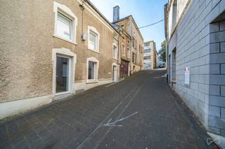 <p><span>duplexappartement met twee slaapkamers en een eigen ingang.</span></p>
<p><span>Dankzij de veelzijdige indeling is dit pand ideaal om wonen en werken te combineren. U kunt er uw winkel, kantoor of praktijk voor een vrij beroep vestigen, met uw woning vlakbij en afzonderlijke toegangen voor beide functies. Het geheel biedt ook een interessante investeringsmogelijkheid voor verhuur, dankzij de combinatie van een handelsruimte en een woning.</span></p>
<p><span>Het handelsgedeelte bestaat momenteel uit twee ruimtes, elk met een eigen ingang. Deze kunnen worden samengevoegd om een indeling te creëren die aansluit bij uw behoeften. Een kelder biedt extra opslagruimte.</span></p>
<p><span>Het duplexappartement is bereikbaar via een eigen ingang en beschikt over een ruime leefruimte met een zitgedeelte, eetgedeelte en open keuken, evenals een badkamer op hetzelfde niveau. Op de bovenverdieping geeft een nachthal toegang tot twee slaapkamers.</span></p>
<p><span>Wenst u een bezoek te plannen? Neem contact met ons op! +32 (0)63 33 00 69 – </span><span>sud.luxembourg@weinvest.be</span></p>