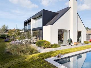 <p>Deze prachtige villa is voorzien van een riante inkomhall ingebouwde vestiaire, ruime en lichtrijke woonkamer met een gashaard, ingebouwde wijnkamer, aparte polyvalente ruimte, en een open luxe afgewerkte keuken, Lacanche fornuis, natuursteen, inloop koelkast, vacuummachine,... De woning beschikt beneden over een ruime slaapkamer met ensuite douchkamer. Is apart bereikbaar van buiten, dus kan ook dienst doen als praktijkruimte. De villa heeft ene fietsengarage en een parking voor ruim 3 wagens met een afgesloten poort. Op de eerste verdieping bevinden zich 2 ruime slaapkamers telkens met elk hun eigen douchekamer en een schitterende master bedroom met inbouwkasten en een ensuite badkamer. Op de overloop werd een ingebouwde bureelruimte voorzien. Er is nog een zolder aanwezig. Rondom de woning kan je genieten van een zonnige en mooie aangelegde tuin met terras en een verwarmd zwembad. De woning werd afgewerkt met hoog kwalitatieve materialen en is onder andere voorzien van domotica, zonnepanelen en een thuisbatterij. Een uniek pand voor wie van kwaliteit en luxe houdt.</p>
