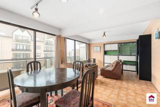 <p>Te koop: ruime studio-appartement in het centrum van Koksijde, op korte afstand van zee, duinen en openbaar vervoer.</p>
<p> </p>
<p>Deze woning (bouwjaar 1976) biedt een comfortabele leefruimte met een zongericht terras waar u de hele dag van licht en lucht kunt genieten. Dankzij de centrale ligging aan de Zeelaan bent u omringd door winkels, horeca en alle voorzieningen. Ideaal voor wie een compact maar ruimtelijk appartement zoekt als hoofdverblijf of tweede verblijf.</p>
<p> </p>
<p>Belangrijkste ruimtes:<br />• Living met veel lichtinval en directe toegang tot het terras<br />• Keuken met basisvoorzieningen<br />• Inkomhal die de verschillende ruimtes verbindt<br />• Badkamer met douche en wastafel<br />• Zongericht terras, perfect voor ontspanning</p>
<p> </p>
<p>Troeven:<br />• Ruime studio met praktische indeling<br />• Zongericht terras voor optimaal buitenleven<br />• Centraal gelegen nabij winkels en openbaar vervoer</p>
<p> </p>
<p>Neem vandaag nog contact op met uw ERA-makelaar voor een bezoek.<br />058 51 23 23 of op christian@eraservimo.be</p>
<p> </p>
<p>JOUW DROOMAPPARTEMENT. ZO GEVONDEN!</p>