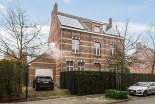 Zeer gunstig gelegen woning op wandelafstand van het centrum van Reet!  Alle winkels, grootwarenhuis Carrefour en verschillende scholen liggen in...
