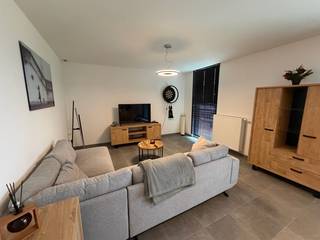 <p><strong>Op zoek naar een instapklaar en lichtrijk appartement met 2 slaapkamers, bureel, 2 terrassen, ondergrondse berging en fietsenstalling in Aalst?</strong></p>

<p>Je komt binnen in de open leefruimte met grote raampartijen die zorgen voor een aangename lichtinval, aansluitend op de open keuken. Het appartement beschikt verder over twee volwaardige slaapkamers, een badkamer met ligbad en wastafel, een apart toilet en een technische ruimte.</p>

<p>Verder is er nog een bureel met rechtstreekse toegang tot het terras achteraan, ideaal voor thuiswerk of als extra werkruimte. Daarnaast geniet u ook van een tweede terras aan de voorzijde.</p>

<p>Het appartement beschikt bovendien over een fietsenberging en een private ondergrondse berging.</p>

<p><strong>Huurvoorwaarden:</strong></p>

<ul><li>Huurprijs: 1 maand huur + vaste kosten</li><li>Waarborg: 3 maanden huur</li><li>Verplichte plaatsbeschrijving</li></ul>

<p><strong>Interesse?</strong> Contacteer ons vandaag nog via mail om een bezoek in te plannen!</p>