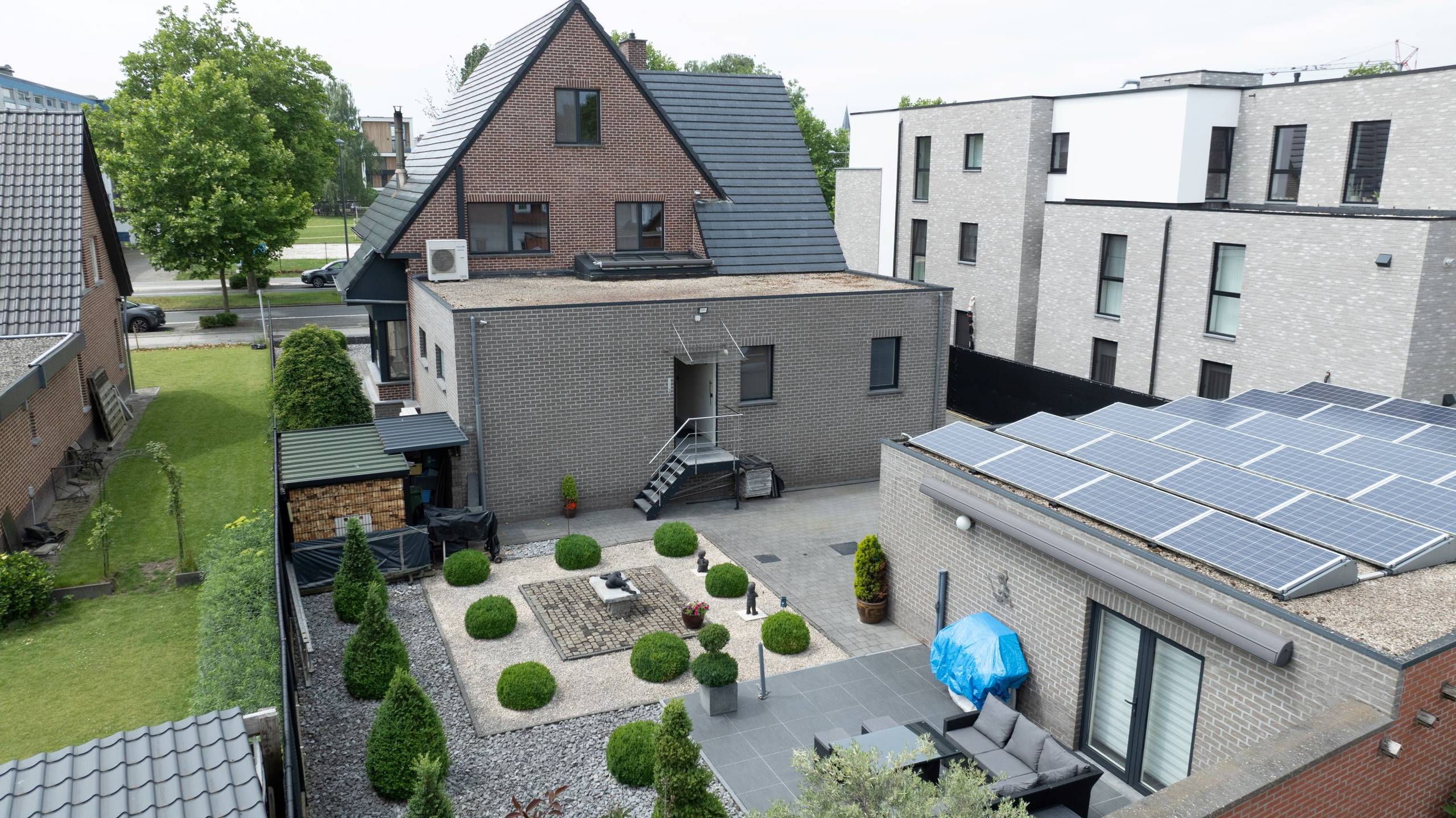 Volledig gerenoveerde ruime en ideale gezinswoning op een onderhoudsvriendelijk terrein van 771m2 te Bree. - foto 4