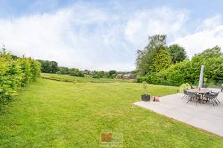 Energiezuinige, moderne woning met een bewoonbaar oppervlakte van circa 195 m², gelegen op een perceel van 776 m² in een rustige en groene omgeving. De woning beschikt over drie slaapkamers, een badkamer en (momenteel) een bureauruimte met voorzieningen voor een tweede badkamer. Verder geniet u van een lichtrijke leefruimte met open keuken, een praktische berging, een ruime inpandige garage voor maar liefst 4-5 wagens en een prachtig uitzicht op het omliggende groen. <br /><br />De omgeving wordt gekenmerkt door een uitzonderlijk groen en heuvelachtig landschap in het grensgebied van België, Nederland en Duitsland. Uitgestrekte bossen, weilanden en landelijke wegen zorgen voor een rustige en natuurlijke woonomgeving. Op korte afstand bevinden zich talrijke wandel- en fietsroutes die door het prachtige Land van Herve, het Geuldal en de omliggende natuurgebieden lopen. Het bekende Drielandenpunt, met zijn panoramische uitzichten over drie landen, ligt vlakbij en vormt een populaire trekpleister voor recreatie en toerisme. De combinatie van natuur, rust en goede verbindingen met steden zoals Aken, Maastricht en Vaals maakt deze regio bijzonder aantrekkelijk voor liefhebbers van buitenleven en ontspanning.<br /><br />Bezichtig deze woning ook digitaal en 'loop' zelf door de woning. Kijk daarvoor op onze website of via:<br />my.matterport.com/show/?m=fzYyRCTY8a8<br /><br />INDELING<br /><br />Gelijkvloers:<br />- Inkomhal met toegang tot een apart gastentoilet en praktische berging;<br />- Lichtrijke leefruimte met open keuken. De moderne keuken is uitgerust met een dubbele combi-oven (Siemens), inductie kookplaat (Siemens), spoelbak, frigo (Siemens), afwasmachine (Siemens) en dampkap (Novy). Aan het keukeneiland is bovendien plaats voorzien voor twee personen.<br />- Tussen de leefruimte en de keuken bevindt zich een gezellige houthaard met geïntegreerde houtopslag.<br />- De berging is voorzien van wasmachineaansluiting, uitgietbak, automatisch verlichting op sensor en toegang tot de kelder.<br /><br />De volledige woning is afgewerkt met een stijlvolle betonnen gietvloer, indirecte ledverlichting, een vast camera- en alarmsysteem, domotica, zonnepanelen en vloerverwarming.<br /><br />1e verdieping: <br />- Nachthal met 3 slaapkamers, bureauruimte, badkamer en apart toilet;<br />- Master bedroom (circa 25 m²) met ensuite dressing. Deze dressing kan u ook de zolder bereiken via een vlizotrap.<br />- Slaapkamer 2 (circa 16 m²) en slaapkamer 3 ( 15 m²)<br />- Alle slaapkamers zijn voorzien van vloerverwarming (1 kring) en beschikken over de mogelijkheid om bijkomend radiatoren te plaatsen.<br />- Bureauruimte (circa 8 m²) met reeds aanwezige voorzieningen voor een douche en lavabo. <br />- De badkamer is uitgerust met een dubbele lavabo, inloopdouche en ligbad.<br /><br />Kelder:<br />- Ruime inpandige garage met plaats voor maar liefst 4-5 wagens.<br />- Elektrische sectionaalpoort<br />- Technische ruimte<br /><br />Tuin: <br />- Regenwater 10.000l, aangesloten op de toiletten, wasmachine en buitenkraan;<br />- Propaangastank;<br />- Mooi groen uitzicht op de omliggende omgeving.<br /><br />Energieprestatie en binnenklimaat (EPB-EPC)<br />Certificaat beschikbaar: ja<br />EPC certificaatnummer: 2020062952075<br />Berekende energiescore : (kWh/m²): B - 95<br />Het certificaat is geldig tot en met: 29/06/2030<br />Elektrische installatie: ja, conform goedgekeurd<br /><br />Informatie stedenbouwkundige voorschriften:<br />Stedenbouwkundige vergunning: in aanvraag<br />Dagvaarding uitgebracht: in aanvraag<br />VOORKOOPRECHT OP DIT GOED: in aanvraag<br />VERKAVELINGSVERGUNNING: in aanvraag<br />WATERGEVOELIG OPENRUIMTEGEBIED: in aanvraag<br /><br />Overstromingsgevoelige gebieden: <br />Perceelscore of P-score : in aanvraag<br />Gebouwenscore of G-score: in aanvraag<br />Ligging in Signaalgebied: in aanvraag<br />Ligging in afgebakende oeverzone of afgebakend overstromingsgebied: <br /><br />A:geen overstroming gemodelleerd B: kleine kans op overstromingen onder klimaatverandering C: kleine kans op overstromingen D: middelgrote kans op overstromingen<br /><br />Beschermd erfgoed<br />GEINVENTARISEERD ERFGOED: in aanvraag<br />BESCHERMD ONROEREND ERFGOED: in aanvraag