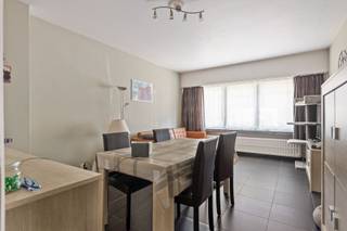 <p><span>Dit instapklaar appartement op het gelijkvloers met één slaapkamers bevindt zich in een kleinschalig gebouw met slechts drie entiteiten. Dankzij de combinatie van comfort, praktische voorzieningen en het ontbreken van gemeenschappelijke kosten is dit een interessante opportuniteit, zowel voor eigen bewoning als voor wie op zoek is naar een investering. </span></p><p><span> </span></p><p><span>Het appartement omvat een centrale hal die toegang biedt tot de woonkamer aan de voorzijde. Verder beschikt het over één slaapkamer, een badkamer, een afzonderlijk toilet en een aparte berging. De keuken geeft rechtstreeks toegang tot de gezellige koer, een fijne buitenruimte om even tot rust te komen. </span></p><p><span> </span></p><p><span> Ook op technisch vlak zijn er verschillende troeven. De verwarming gebeurt op aardgas via een hoogrendements-gascondensatieketel en de elektrische installatie is conform. Daarnaast wordt het dak volledig gerenoveerd en geïsoleerd, wat een belangrijke meerwaarde vormt voor het gebouw.</span></p><p><span> </span></p><p><span>Tot slot is er nog een privatieve kelderberging aanwezig, ideaal voor extra opslagruimte. </span></p><p><span> </span></p><p><span>Een veelzijdig appartement met tal van praktische troeven, zonder gemeenschappelijke kosten en geschikt als nieuwe thuis of als interessante investering! </span></p>