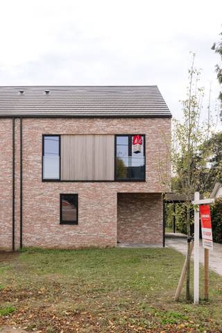 Aan de rand van de dorpskern van Lille realiseert Danneels een nieuwbouwproject met energiezuinige gezinswoningen in hedendaagse bouwstijl. De woningen zijn rustig en familievriendelijk gelegen in de Kerkstraat en Balsakker.   <br /><br />Op het lot 1, een ruim perceel van 505 m² met een ideale zuid oriëntatie, bouwen we een halfopen bebouwing met o.m. een open ingedeelde woonkamer, ingerichte eilandkeuken en badkamer, 3 mooie slaapkamers, tuin met gezellig terras en afsluiting, oprit en carport.<br /><br />Deze bijna-energieneutrale (BEN) woning met E-peil 7 is uitgerust met een geothermische warmtepomp, vloerverwarming, zonnepanelen en een ventilatiesysteem met warmterecuperatie. Dat garandeert een lagere energiefactuur.<strong>                     </strong><br /><br /><span>Danneels werkt deze woning sleutel-op-de-deur voor je af en jij kiest zelf jouw keuken- en badkamerinrichting en de vloer- en wandtegels bij onze partners. </span><br /><br /><span>De totaalprijs en de oplevertermijn liggen vooraf vast en jouw klantenbegeleider staat voor je klaar.</span><strong>                         </strong><br /> 
