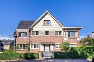 <p>Gelegen aan de<strong> </strong>Avenue Octave Michot 36 in een rustige en gegeerde residentiële wijk van Rhode-Saint-Genèse, biedt deze prachtige eengezinswoning in kangoeroestijl momenteel twee afzonderlijke wooneenheden. Deze bijzondere indeling is ideaal voor gezinnen die onder één dak willen samenleven en tegelijkertijd een zekere onafhankelijkheid wensen te behouden. De woning beschikt over een bruto bewoonbare oppervlakte van ongeveer ±265 m², aangevuld met ±65 m² kelderruimte inclusief twee garages, en bevindt zich op een perceel van ±325 m². Momenteel omvat de woning: 4 slaapkamers (oorspronkelijk ontworpen voor 5 slaapkamers); 1 badkamer; 2 doucheruimtes; 3 toiletten; 2 overdekte parkeerplaatsen. De woning werd in 2013 grondig gerenoveerd, is smaakvol ingericht en verkeert in uitstekende algemene staat. Dankzij de huidige configuratie kunnen twee generaties comfortabel samenwonen met behoud van privacy. Ideaal voor een meergezinswoning, ouders en kinderen of voor wie een aparte leefruimte met een hoge mate van zelfstandigheid wenst. Met enkele beperkte aanpassingen kan de woning bovendien eenvoudig opnieuw worden ingericht als een klassieke eengezinswoning. EPC: D<br /><br /></p>
<p>Oppervlakte begane grond:</p>
<ul>
<li>Woonkamer / eetkamer: ±45 m²</li>
<li>Keuken: ±10 m²</li>
<li>Slaapkamer 1: ±15 m²</li>
<li>Slaapkamer 2: ±14 m²</li>
<li>Tuin: ±75 m²</li>
</ul>
<p>Duplex:</p>
<ul>
<li>Slaapkamer 3: ±16 m²</li>
<li>Doucheruimte: ±4 m²</li>
<li>Woonkamer, eetkamer</li>
<li>Keuken: ±55 m²</li>
<li>Slaapkamer 4: ±30 m² (mogelijkheid om door onderverdeling 2 slaapkamers te maken)</li>
<li>Doucheruimte 2: ±5 m²</li>
<li>Berging: ±7 m²</li>
<li>Badkamer met douche: ±13 m²</li>
</ul>
<p>Kelder: 65 m² inclusief de twee garages</p>
<p><strong> </strong></p>