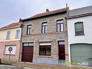 In de dorpskern van Meerbeke vindt u deze ruime gezinswoning met een inpandige garage, drie grote slaapkamers en een zuidgerichte tuin op 3a40ca. Op het gelijkvloers bevindt zich een zeer ruime leefruimte (45m²) met aansluitend een ingerichte keuken en een veranda die uitkijkt op de aangelegde, zonnige tuin met bijgebouwen voor tuinberging. Daarnaast beschikt de woning op het gelijkvloers nog over een aparte werkruimte/atelier, een grote berging met wasplaats en een inpandige garage. De 1<sup>ste</sup> verdieping omvat een nachthal met 3 grote slaapkamers (18-12-23m²) waarvan 1 kamer met dressing. Verder is er een ingerichte badkamer voorzien van zowel een ligbad als een douche. De zolderverdieping biedt bovendien nog heel wat potentieel en kan verder worden ingericht als extra slaapkamers, hobbyruimte of speelkamer. De woning heeft een bebouwde oppervlakte van maar liefst 356 m² en is uitgerust met centrale verwarming op aardgas en dubbele beglazing (gunstig EPC). De ruime leefruimte en praktische indeling maken dit de ideale gezinswoning. Bent u op zoek naar een ruime woning met veel mogelijkheden in Meerbeke? Neem gerust contact op voor meer informatie of een bezoek 054/69.68.67.
