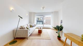 Ontdek dit lichtrijke duplex appartement, ideaal gelegen in het hart van Heist, op wandelafstand van winkels, openbaar vervoer en alle voorzieningen.<br />Bij het betreden van de woning kom je in een ruime en open leefruimte met grote raampartijen die zorgen voor een overvloed aan natuurlijk licht. De warme parketvloer geeft het geheel een gezellige uitstraling.<br /><br />Aansluitend bevindt zich de grote, functionele keuken met voldoende werk- en opbergruimte – perfect voor wie graag kookt.<br />Vanuit de leefruimte heb je toegang tot een zuidgericht terras, waar je de hele dag kan genieten van zon en rust.<br /><br />De duplex beschikt over twee volwaardige slaapkamers, ideaal voor een gezin, koppel of als combinatie wonen/werken. Verder is er een nette badkamer en praktische bergruimte.