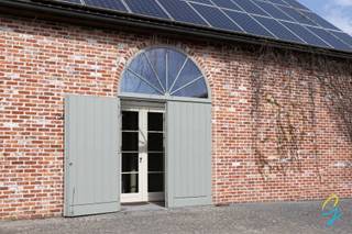 Charmante hoeve met ruime grond in het hart van HerzeleDeze karaktervolle hoeve, gelegen in de Winkelstraat, bevindt zich op een royaal perceel van...