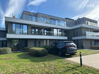 Te midden van het groen, gelegen in het landelijke Berlare, bieden wij U in een residentie van 53 ruime en erkende assistentiewoningen, deze...