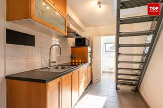 Dit duplexappartement ligt op een toplocatie, vlak bij het historische centrum van Gent. Op slechts acht minuten wandelen bereik je de Korenmarkt,...