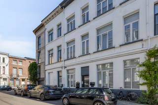 Ideaal startersappartement met één slaapkamer.Indeling:Via de inkom komt men onmiddellijk in de ruime, zonovergoten leefruimte terecht. De leefruimte...
