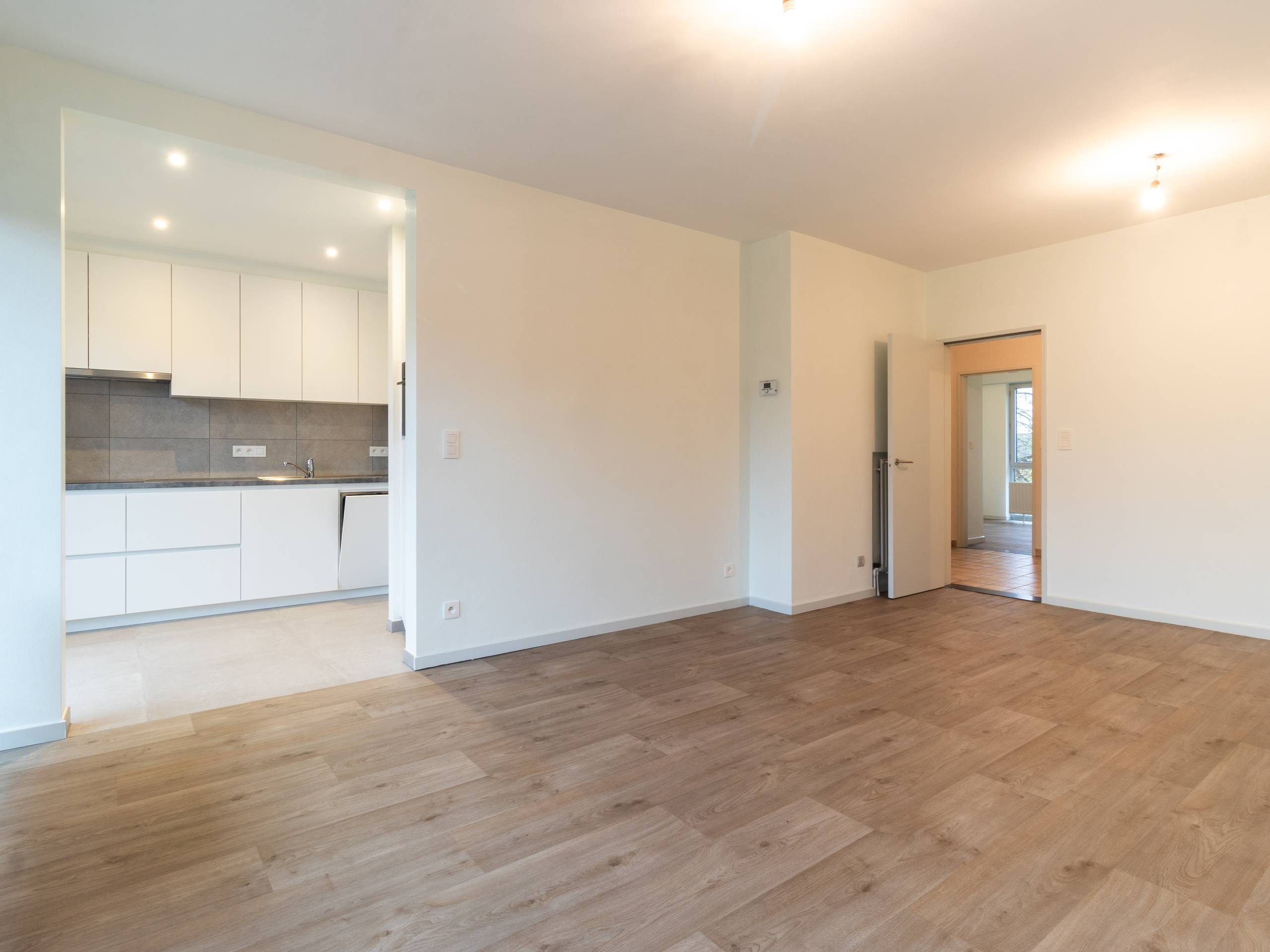 Volledig gerenoveerd appartement met autostaanplaats! - foto 4